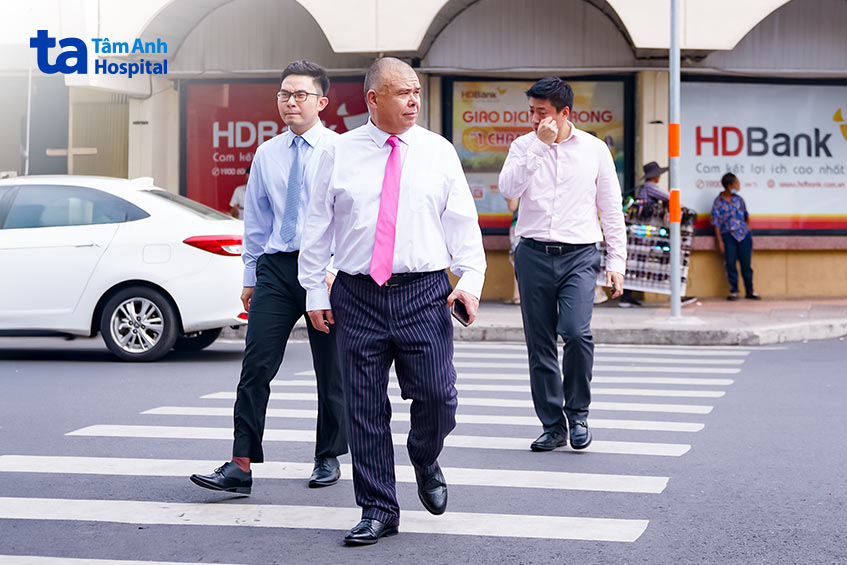 Giáo sư Hiệp sĩ Jonathan Van Tam dạo đường phố TP.HCM