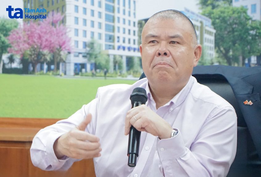 Giáo sư Hiệp sĩ Jonathan Van Tam trả lời các thắc mắc