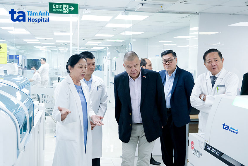 Giáo sư Jonathan Van Tam tham quan Trung tâm Xét nghiệm chuẩn ISO 15189:2012 tại BVĐK Tâm Anh