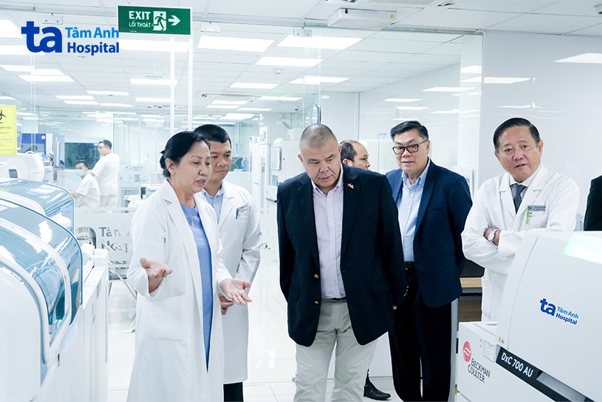 Giáo sư Van Tam tham quan Trung tâm Xét nghiệm chuẩn ISO