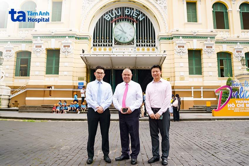 Jonathan Van Tam chụp ảnh lưu niệm 
