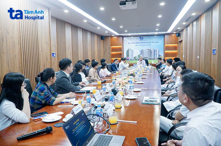 Giáo sư Hiệp sĩ Jonathan Van Tam (ngồi chính giữa) chia sẻ kinh nghiệm và thảo luận các vấn đề xoay quanh nghiên cứu khoa học với các bác sĩ trẻ tại Viện Nghiên cứu Tâm Anh