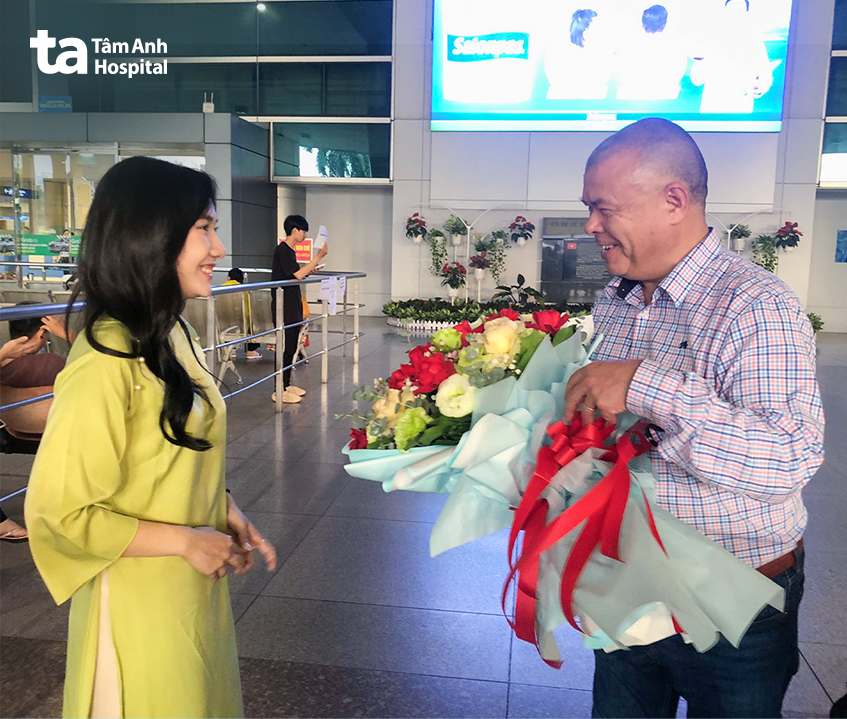 Giáo sư Hiệp sĩ Jonathan Van Tam đến Việt Nam