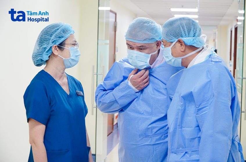 Giáo sư Hiệp sĩ Jonathan Van Tam (giữa) tham quan khoa Hồi sức tích cực & Chống độc (ICU), Bệnh viện Tâm Anh TP.HCM.