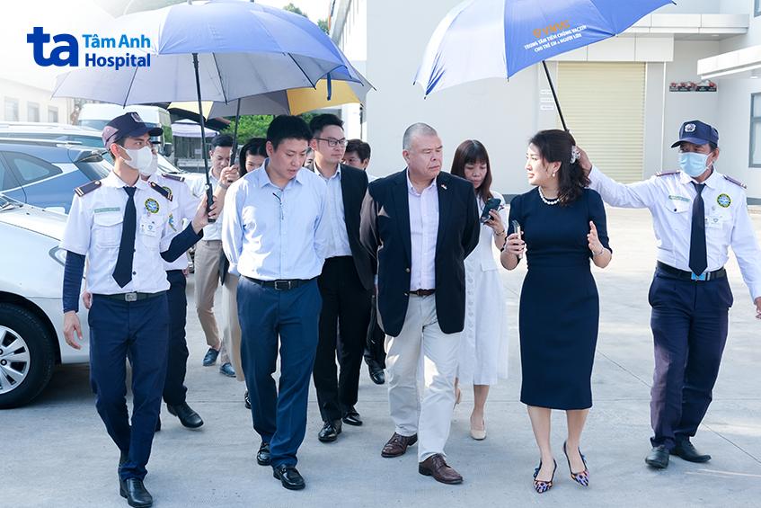 Lần đầu về Việt Nam, Giáo sư Hiệp sĩ Jonathan Van Tam đến tham quan Hệ thống trung tâm tiêm chủng lớn nhất cả nước VNVC.