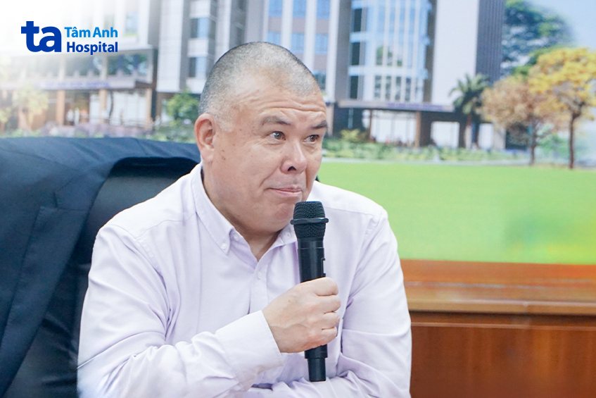 Giáo sư Hiệp sĩ Jonathan Van Tam hào hứng trả lời các thắc mắc của các bác sĩ, điều dưỡng trẻ Bệnh viện Đa khoa Tâm Anh về các vấn đề nóng hổi trong nghiên cứu y học.