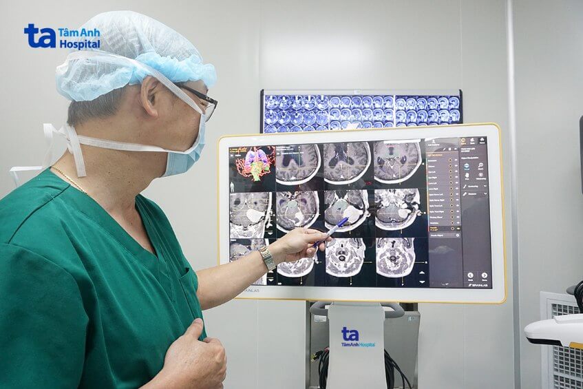 hình ảnh ca bệnh suýt mổ đốt sống cổ, phát hiện u não như quả cam