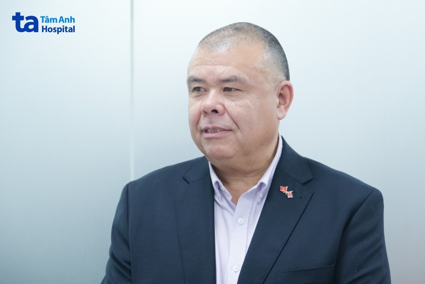 Giáo sư Hiệp sĩ Jonathan Van Tam, giáo sư người Anh gốc Việt được phong tước Hiệp sĩ của Hoàng gia Anh