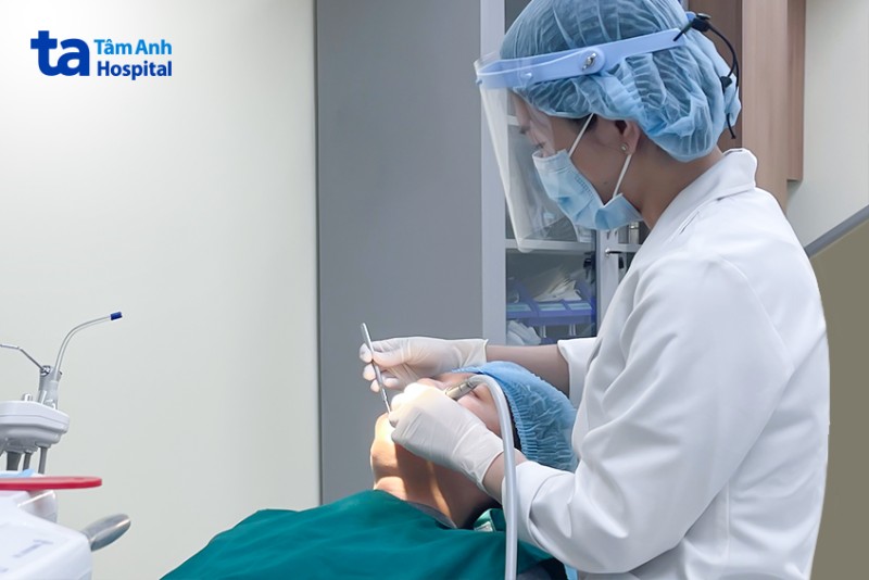 cận cảnh lấy cao răng bằng sóng siêu âm cho người bệnh