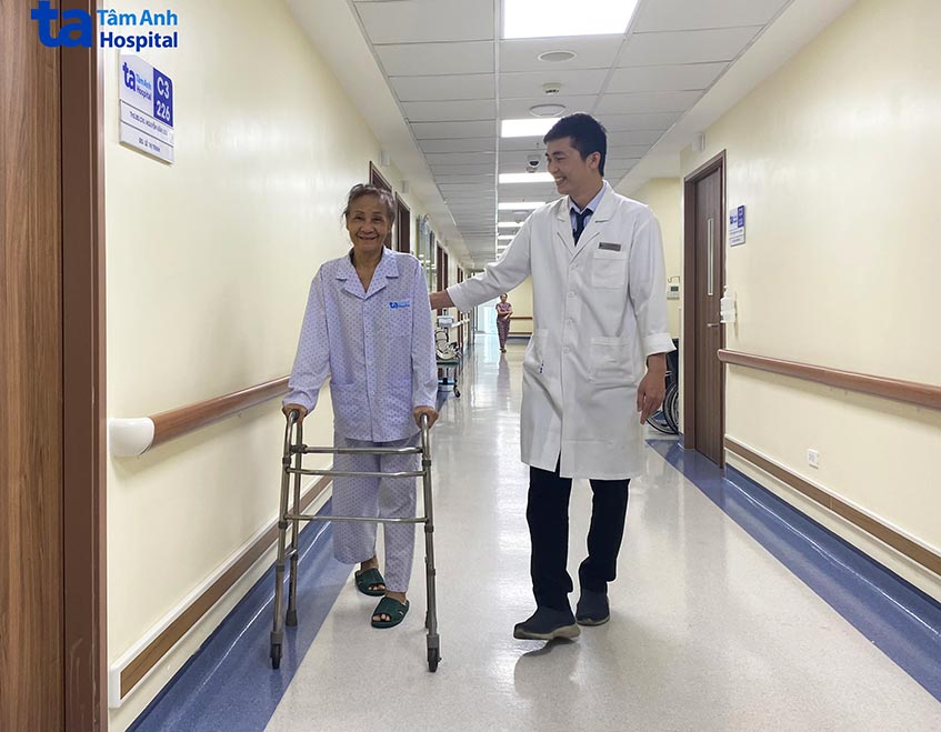 người bệnh tập đi lại