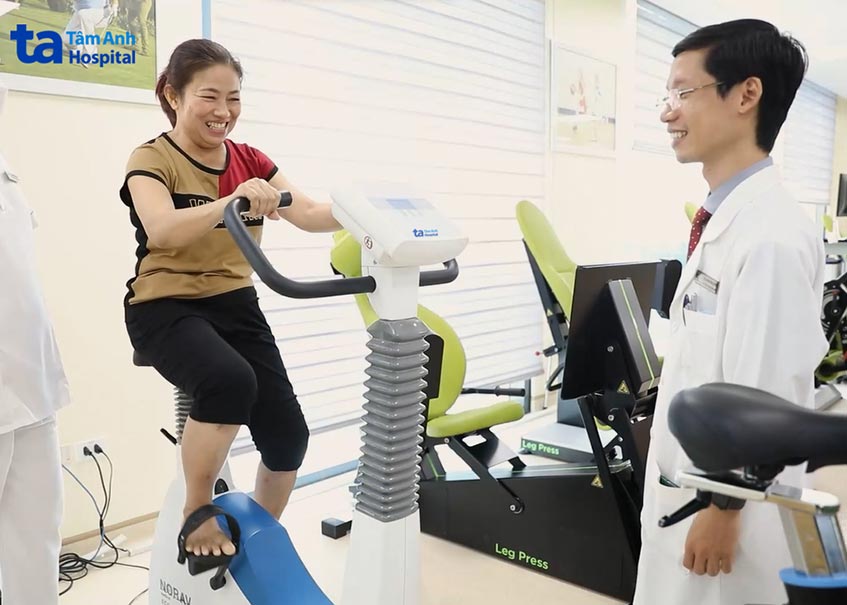 người bệnh tập vật lý trị liệu sau 2 tháng