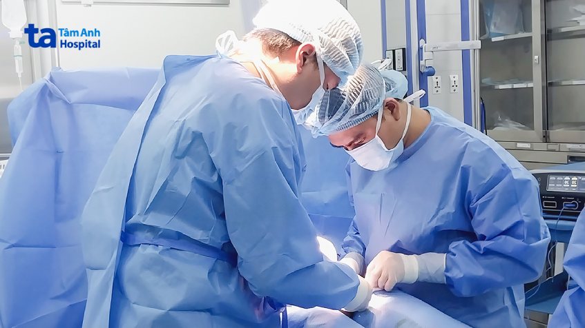 Bác sĩ Đoàn Ngọc Thiện (trái) và bác sĩ Phạm Xuân Long, khoa Nam học, Trung tâm Tiết niệu - Thận học - Nam khoa, BVĐK Tâm Anh TP.HCM, đang phẫu thuật cho người bệnh