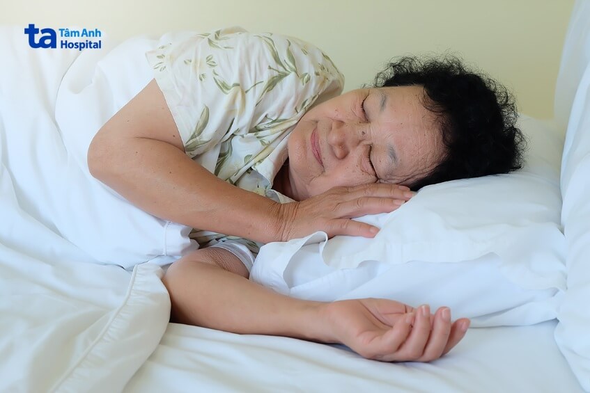 phòng tránh mất ngủ ở người già