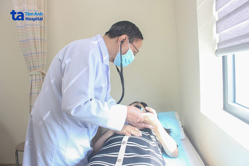 sản phụ khám với bác sĩ vinh