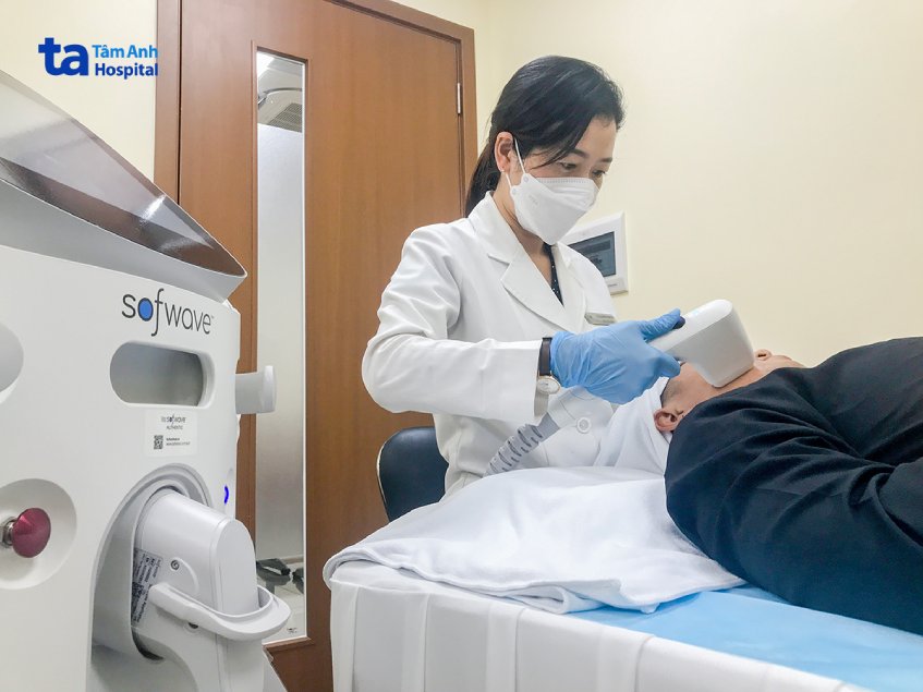 thực hiện xóa nọng cằm bằng máy sofwave