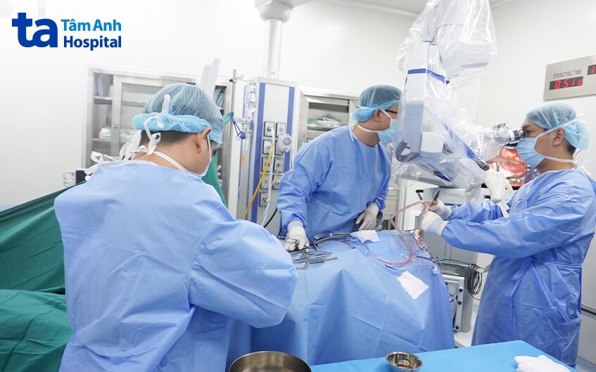 tiến hành phẫu thuật viêm xương sọ