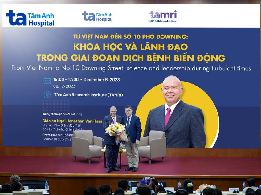 trao bó hoa lưu niệm đến Giáo sư Jonathan Van Tam
