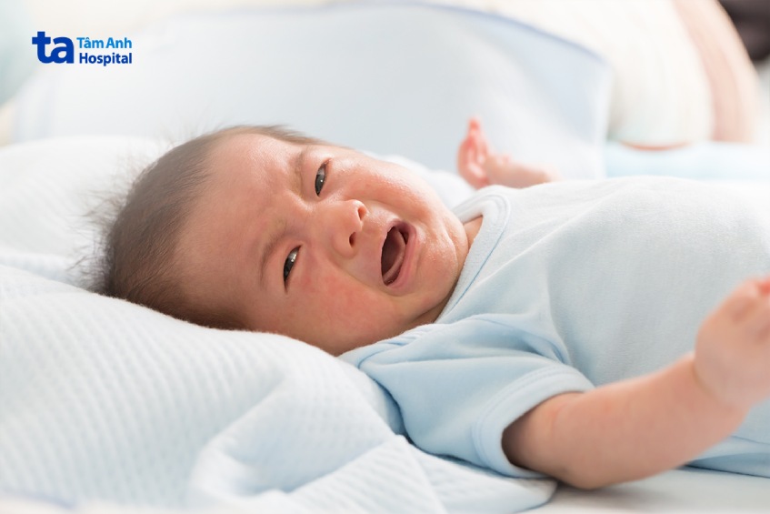 trẻ sơ sinh đi ngoài có hạt vàng có các dấu hiệu bất thường