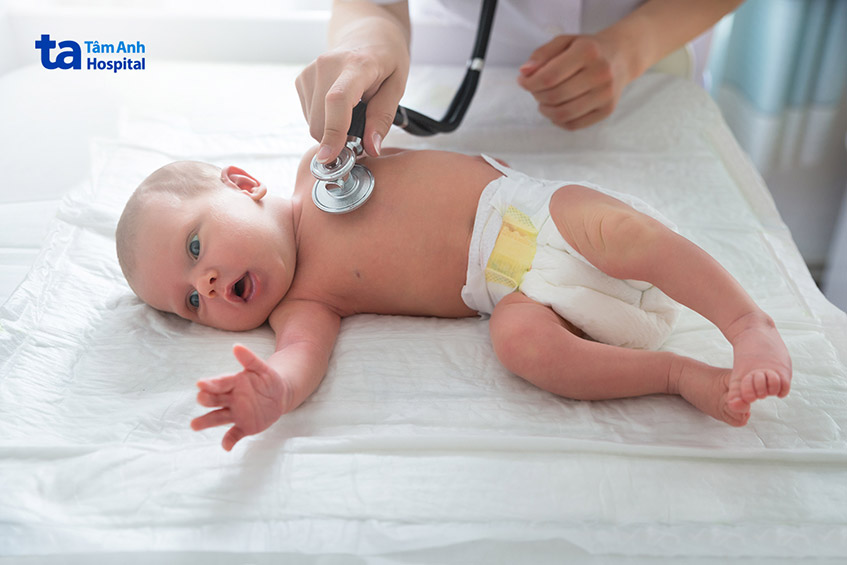Trẻ sơ sinh đi ngoài nhiều lần trong ngày nên được đưa đến bệnh viện thăm khám và hướng dẫn chăm sóc phù hợp