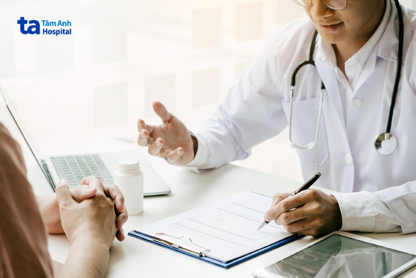 Nên gặp bác sĩ Nam khoa khám khi nghi ngờ mắc viêm bao quy đầu