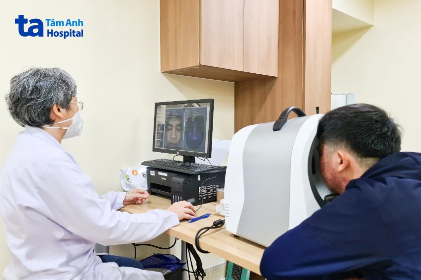 1 bệnh nhân nam bị mụn trứng cá nặng