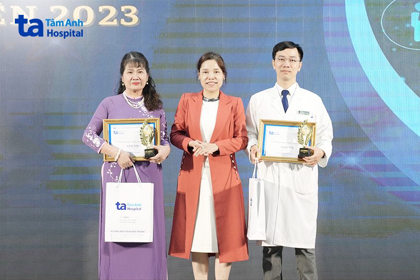 ảnh trao thưởng tổng kết cải tiến chất lượng bệnh viện tâm anh hà nội 2023