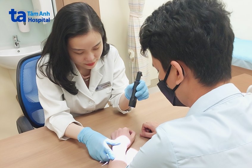 bác sĩ chẩn đoán