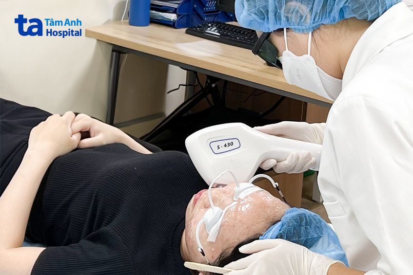 bác sĩ đang điều trị cho bệnh nhân