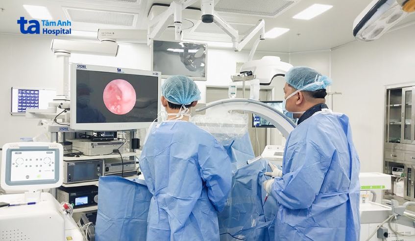 bác sĩ đang thực hiện phẫu thuật cho bệnh nhân