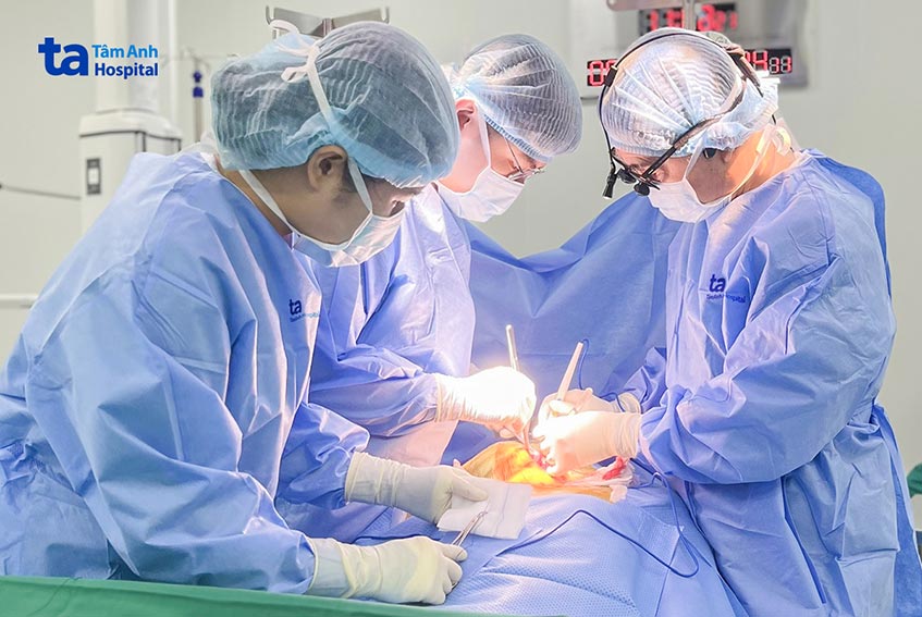 Bác sĩ Dũng (phải) cùng ê kíp mổ cắt khối u to vùng cổ cho bệnh nhân