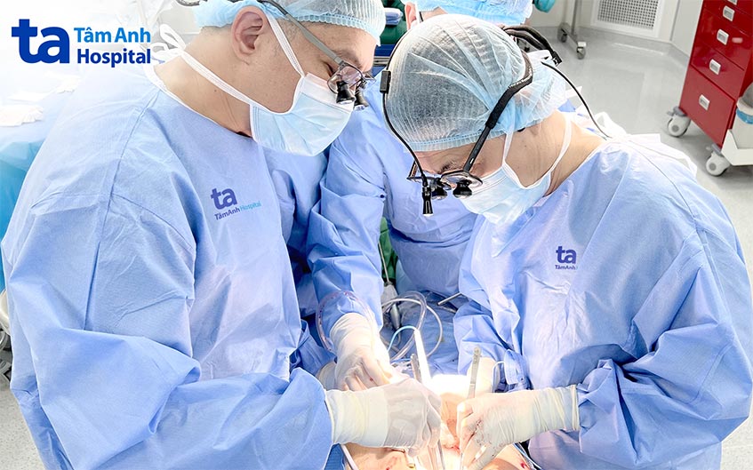 Bác sĩ Dũng (phải) cùng ê kíp phẫu thuật cắt dây chằng bó chặt động mạch thân tạng cho bệnh nhân