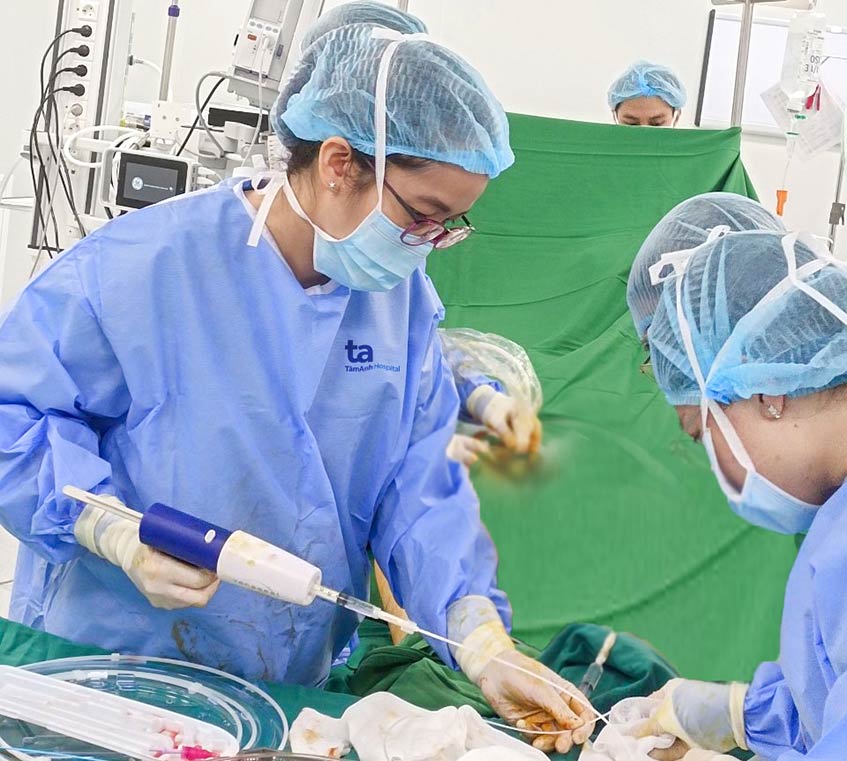Bác sĩ Hằng (trái) cùng ê kíp bơm keo sinh học điều trị suy giãn tĩnh mạch chân cho bà Nguyệt