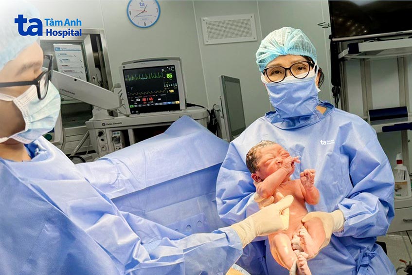 bác sĩ hiền lê cứu sống trẻ