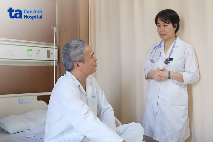 bác sĩ hỏi thăm người bệnh