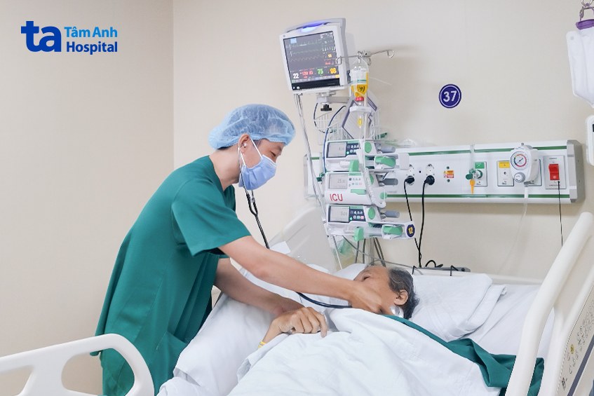 Bác sĩ Huỳnh Khiêm Huy chăm sóc bệnh nhân