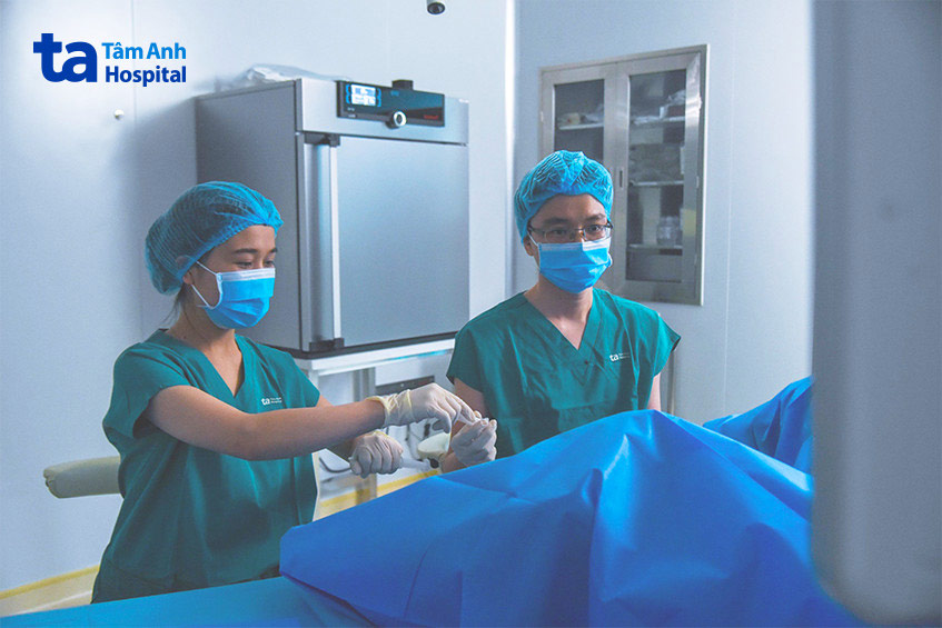 Bác sĩ IVF Tâm Anh đang chọc hút noãn, noãn được hút đưa ngay vào phòng LAB ISO 5