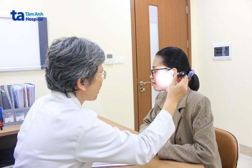 bác sĩ kiểm tra tình trạng bệnh nhân