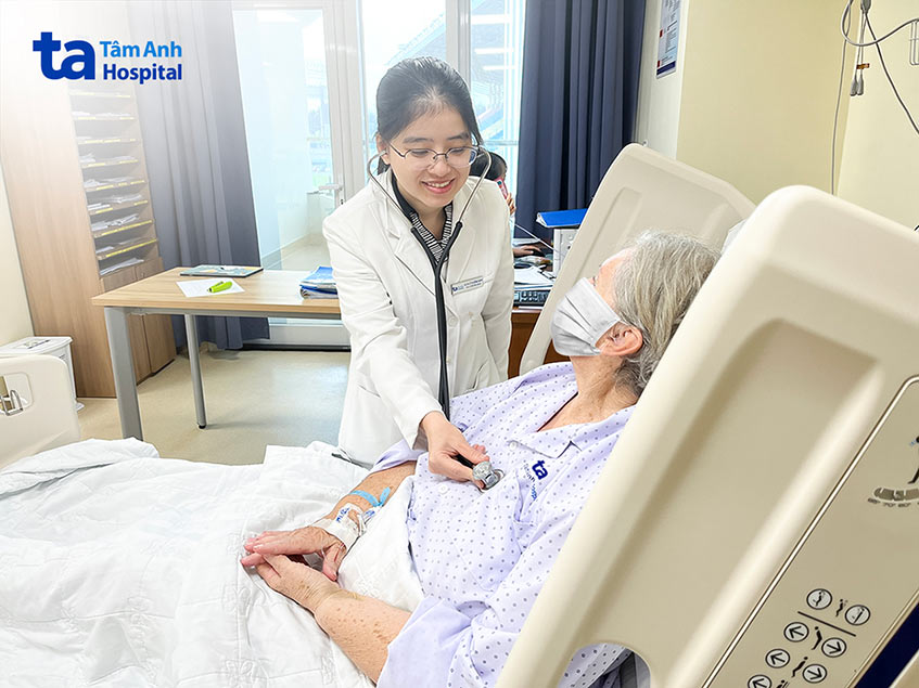 Bác sĩ Hạnh khám cho bệnh nhân trước lúc xuất viện