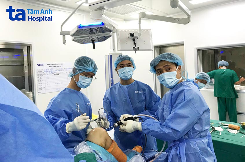 bác sĩ lộc trong một ca phẫu thuật