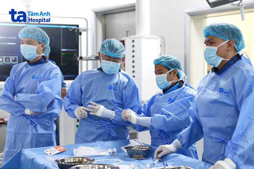 Bác sĩ Nguyễn Đức Hưng và ê kíp can thiệp đặt stent graft cho người bệnh ngay sau phẫu thuật