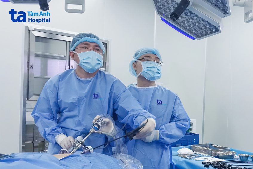 bác sĩ phẫu thuật cắt khối u