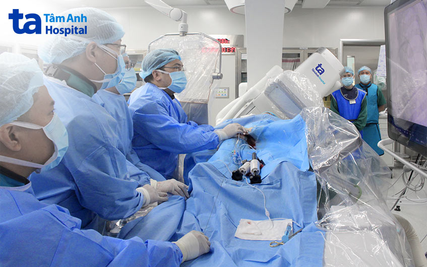 Bác sĩ Phúc (ngoài cùng bên phải) và ê kíp đặt stent cho bệnh nhân nam