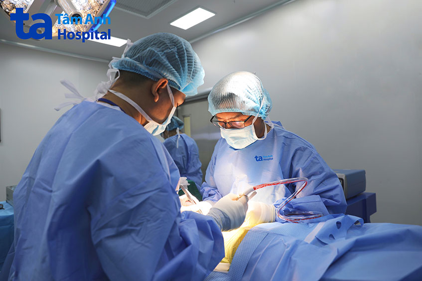 bác sĩ quỳnh phẫu thuật cho bệnh nhân