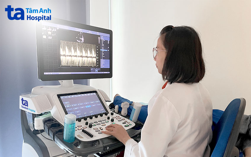 Bác sĩ siêu âm tim cho chị Hoài trong ngày tái khám