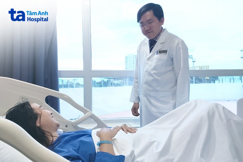 bác sĩ thăm hỏi người bệnh