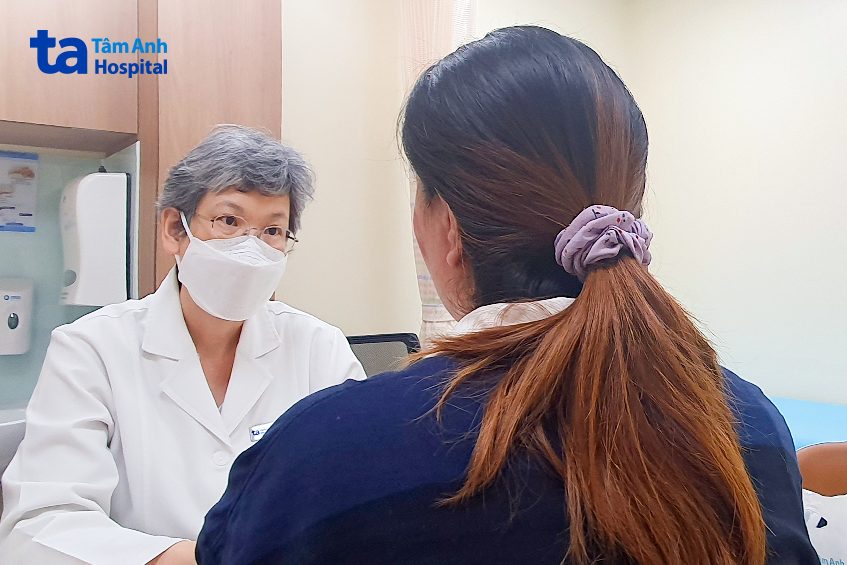 bác sĩ thăm khám cho người bệnh