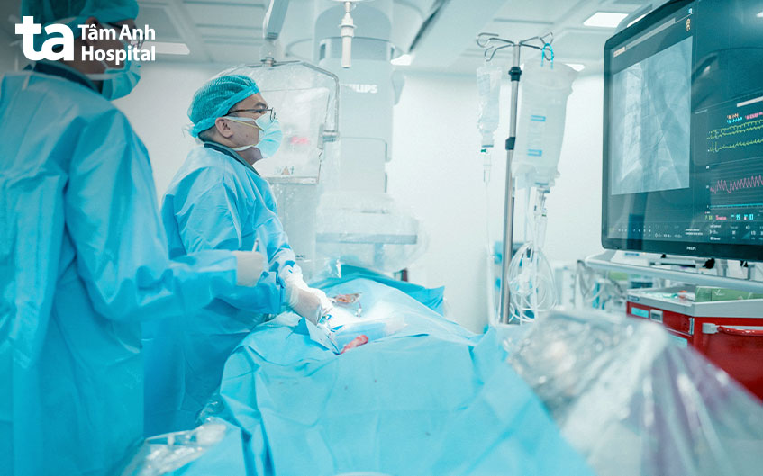 Bác sĩ thông tim chẩn đoán bệnh tim bẩm sinh