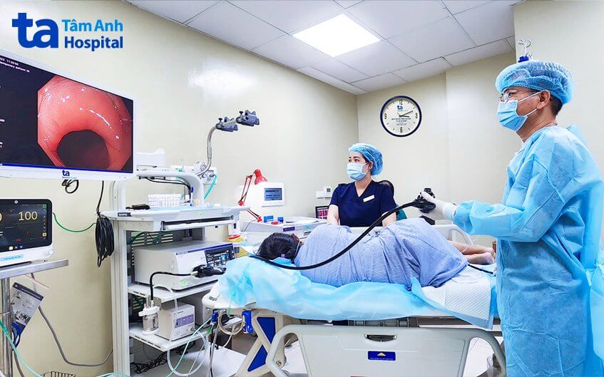 bác sĩ thực hiện nội soi dạ dày