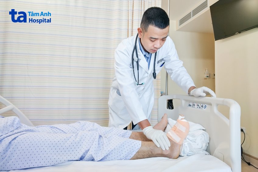 Bác sĩ Trần Hữu Thanh Tùng khám bàn chân cho anh M