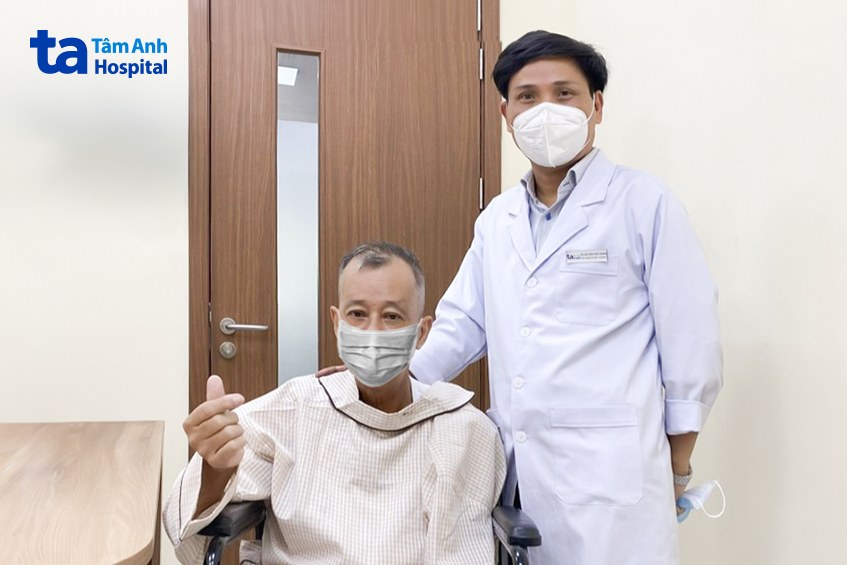 Bác sĩ Trần Thúc Khang và ông H. trong ngày tái khám